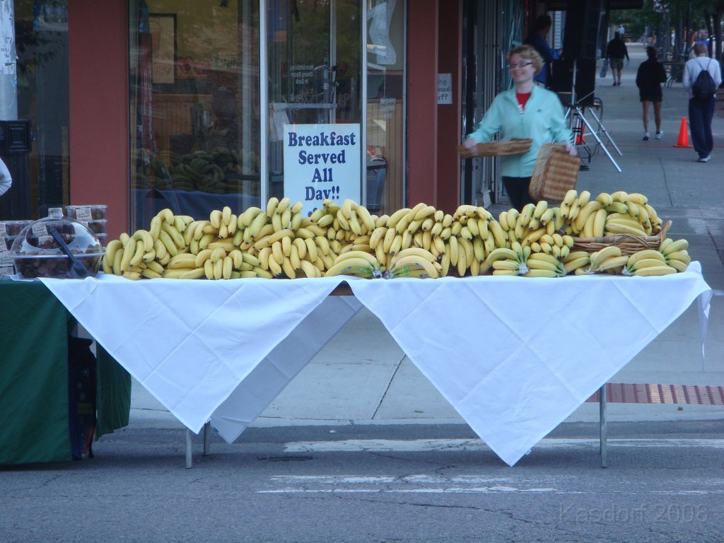 Tortoise_Hare_5K_08 015.JPG - Enough bananas to keep a barrel full 'o monkeys happy for a week.